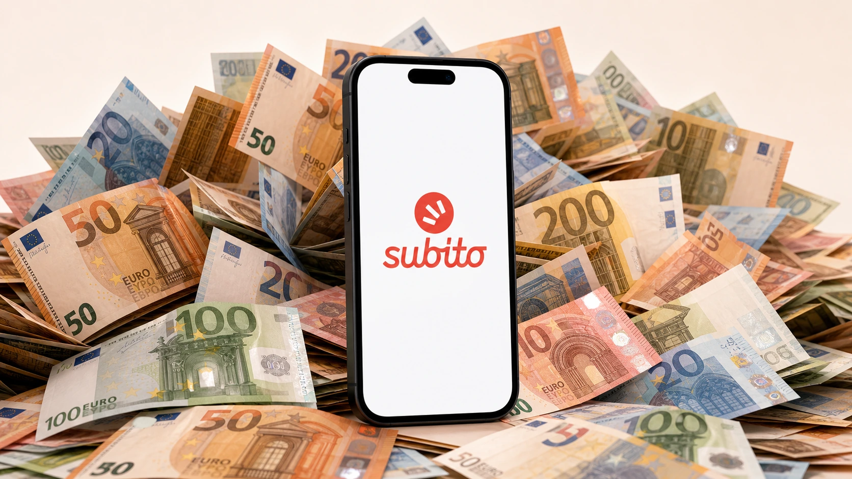 Uno smartphone con l'app Subito aperta, circondato da banconote in euro